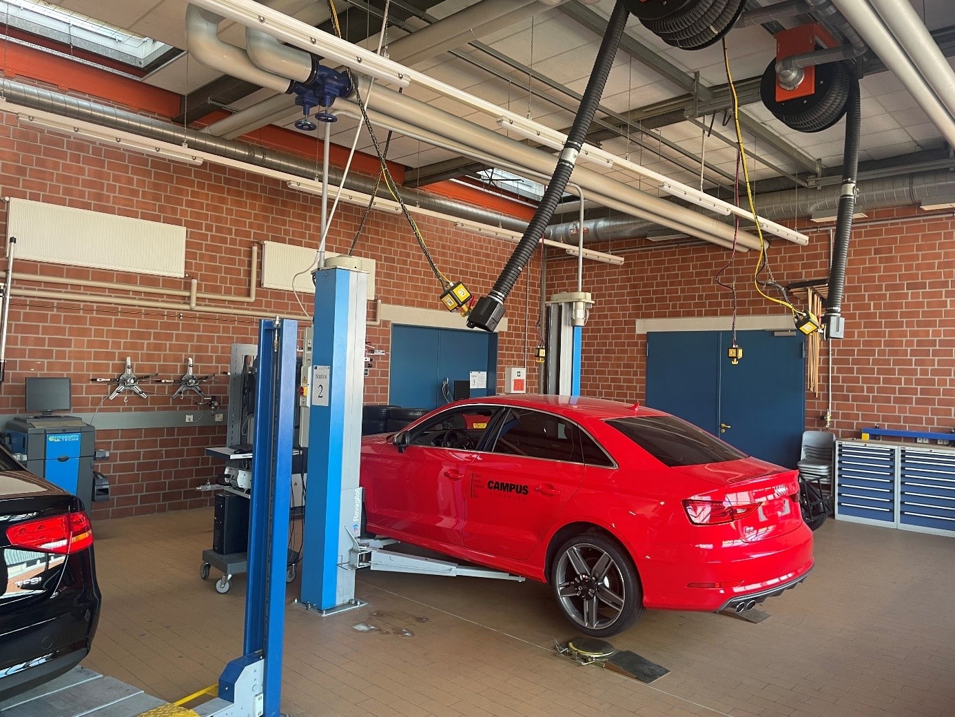 HWK Koeln Car Lift Workshop